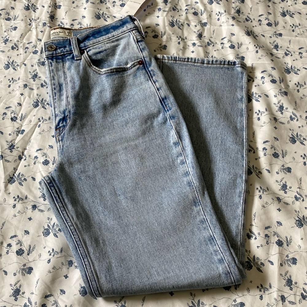 SOLD A&F Ultra high rise ankle straight jeans